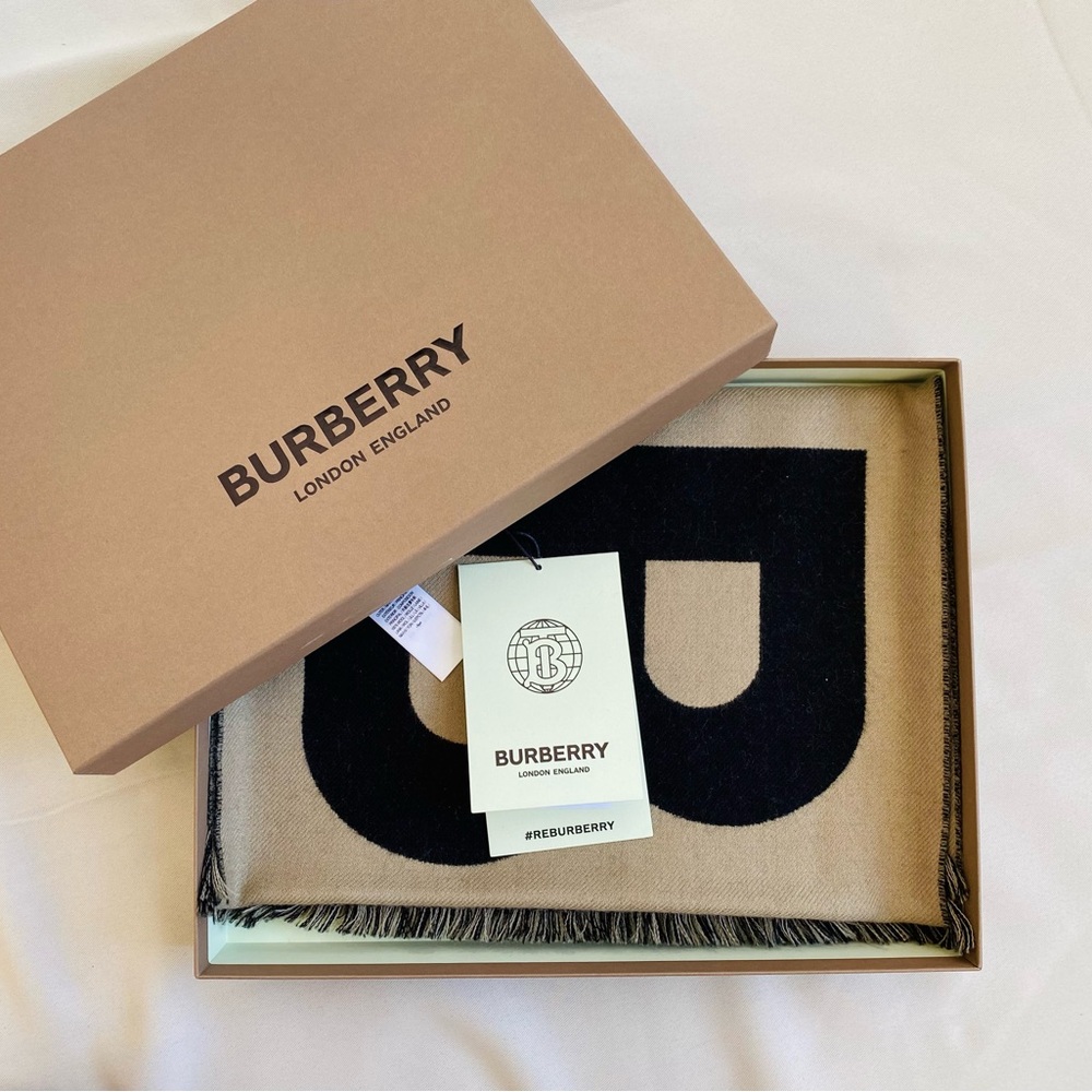 Unisex Burberry logo 100% wool scarf w tag and box